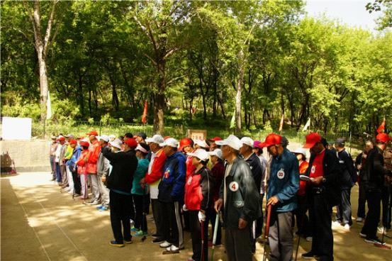 为纪念改革开放四十周年,鹤岗市委老干部局、市离退休干部党工委组织开展了全市离退休干部门球赛,共有15支代表队130余名老干部参加了这次活动。比赛历时两天,经过紧张激烈的角逐,南山区、兴安矿、军休分获前三名,宝农、教育、铁路并列第四名。